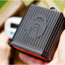 boitier avec les batteries solaire pour porte automatique de poulailler
